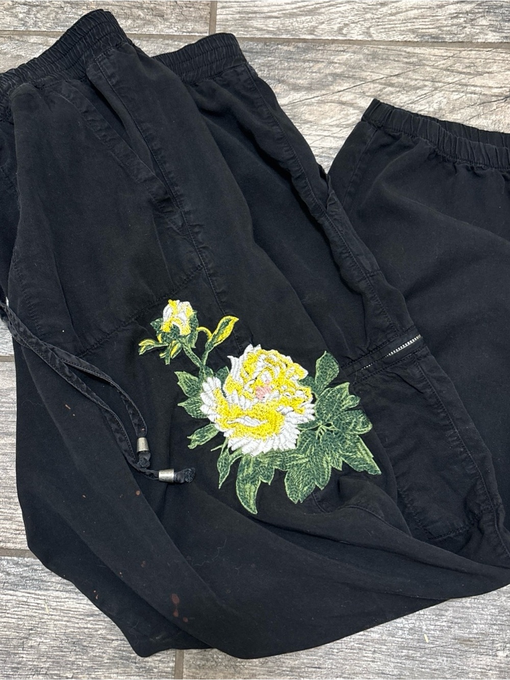 Anthropologie yellow floral Embroidered black floral Joggers postmark XL pull on